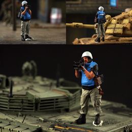Dolls 1pcs 172 Modern War Correspondent 1 Soldiers Figures Model with Car Toy DIY Scene Doll Ornament 230816
