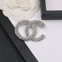 Brand 18K Gold Plated Luxury Brooches Designer Jewelry Women Rhinestone Pearl Letter Brooches Suit Pin Fashion Jewelry Accessories