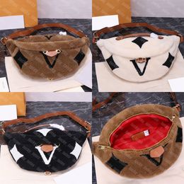 Fuzzy Designer Bag Mens Crossbody Bumbag Winter Teddy Waistbag Fluffy Waist Belt Bags Crossbody Fannypacks V Handbags Fabric Bum Bag