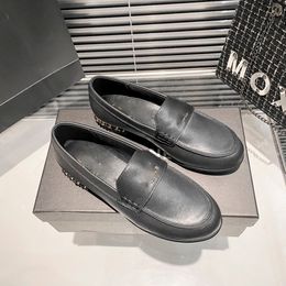 Женские низко-бренд-дизайнерские сандалии каблуки по пятке круглой ноги мелководья не скользят.