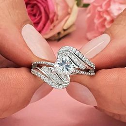 Wedding Rings Huitan Stylish Women Engagement Ring With Dazzling Zirconia Gorgeous Female Band Timeless Jewellery For Proposal Party