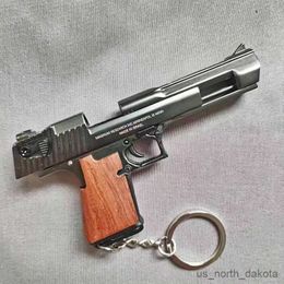 Novelty Items Desert Eagle Keychain Alloy Gun Model Wooden Handle Gold-plated Pistol Pendant Mini Gun For Kids Gift R230818