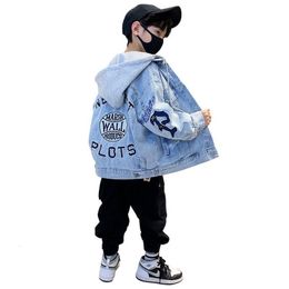 Джакеки модные мальчики Джинсовая куртка весенняя осень детская одежда Съемный дизайн с капюшоном, вышитая на вышивную атмосферу верхнюю верхнюю одежду 414 Y 230817