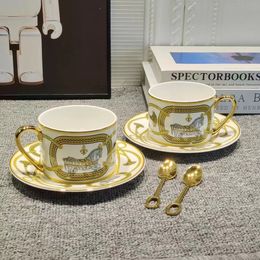 Mugs 2 PCS SET Luxury Tea Cups and Saucers Fine Bone China Coffee Golden Handle Royal Porcelain Party Set Espresso 230817