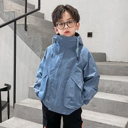 Kurtki jesienne dla dzieci moda nastolatka z kapturem czysty kolor płaszcza koreańskie wykop wierzchniowy z długim rękawem duże kieszenie ubrania 230817