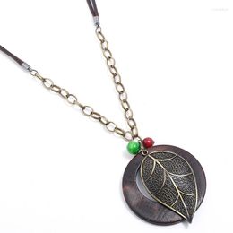 Chains Fashion Vintage Leaf Pendant Women Necklace Alloy Big Charms Long Leather Statement Chain Round Wood Rope Casual Retro Jewelry