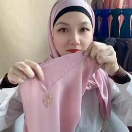 Ethnic Clothing 10pcs Leaf Pendant Tassel Hijab Crinkle Cotton Scarf Wrap Malaysia Solid Shawls Headband Muslim Headscarf Female Foulard