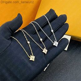 Pendant Necklaces Luxury Classic Ring Lock Flower Necklace Designer Necklaces 18K Gold MotherofPearl for Girl Women Wedding Birthday with Gift Bag Z230819