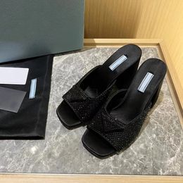 2024 Kristall-Hausschuhe, Strasssteine, offene Pantoletten, Slides, Sandalen, Absätze, Slip-on-Schuhe mit Blockabsatz, Damen-Luxus-Designer-Lederlaufsohle, Fabrikschuhe