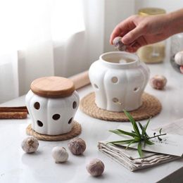 Storage Bottles Creative Cute Bamboo Wood Lid Simple Ceramic Tank Ventilation Garlic Ginger Jar
