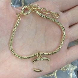 Het försäljning hög lyxdesigner smycken kvinnor läder c armband charm kanal armband mönster hänge hängande ccity mode band kx14g