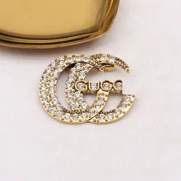 9090new style inlaid fashionable pearl brooch temperament womens diamond brooch gold and silver letters christmas gift hit the trend