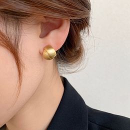 Niche style fashion design gold -colored scrub round charm earrings female high -level personality wild earring