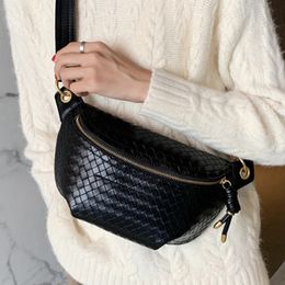 Waist Bags 2023 Chain Bag Women Leather Fanny Pack Crossbody Chest Mini Belt Fashion Girl Phone Purse 230821