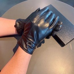 2021 High Grade Sheepskin Gloves Classic Hardware Logo Glove Luxurys Designers Fashion Personality Glove Men Solid Colour Simplicit226W