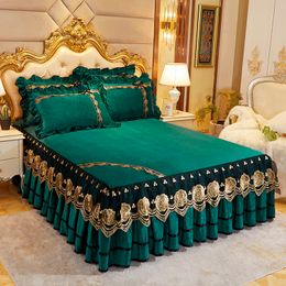 Bed Skirt Crystal Velvet Bedspread Plush Lace Bed Skirts Sets Thin Comforter Embroidered Bedding Set with Pillowcases for Queen King Size 230818