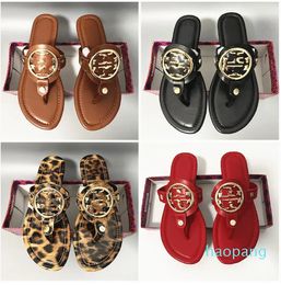 Sandálias de luxo para mulheres clássicas sandálias respiráveis ​​chinelos chinelos de verão sapatos planos de couro ao ar livre sapatos casuais de praia