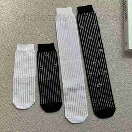 Socks & Hosiery Designer Fashion Luxury Letters Vertical Stripes Stockings Black and White Flashing Diamonds Mid tube Socks for Women MC6H