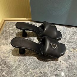 Pantofole slip-on in morbida pelle con tacco medio sandali ciabatte in pelle Punta rotonda aperta per donna Calzature di fabbrica di scarpe di design di lusso 35-42 Con scatola