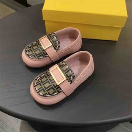 Designerin Baby Girls Childrens Schuhe Casual Schuh klassische Marke mit Metallschnallen Mode Sandalen 2 Farben