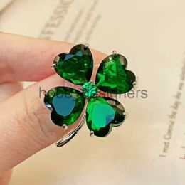 2023 Lucky Four-leaf Brooch French Retro Emerald Corsage Fixed Clothes Anti-emptied Pin Buckle for Women Wedding Dress Jewellery x0822