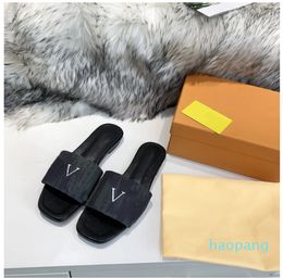 Women Men Lock It Sandals Slippers Leather Slipper Classics Flat Heel Sandal Summer Ladies Comfoetable Shoes