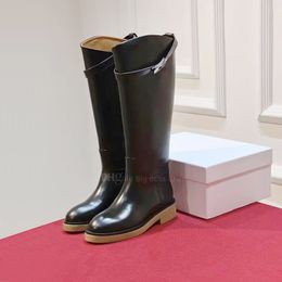 Fibbia in pelle nera famosa marca piatta a basso tacco a basso contenuto di ginocchia lungo ginocchiere inverno famoso salto da donna con boot designer di boot