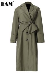 Womens Trench Coats EAM Women Green Irregular Big Size Lapel Long Sleeve Loose Fit Windbreaker Fashion Spring Autumn 1DE2795 230822