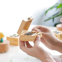 Decorative Figurines 1PC Wooden Creative Hand-cranked Music Box Birthday Gift European Rotating Diy Mini Merry