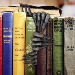 Decorative Objects Figurines Thriller Devil's Hand Bookmarks Witch Hand Book mark Art Figurines Room Ornament Horror Halloween Decor Gifts For Kids Friend 230822