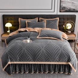 Bedding sets Winter Soft Warm Carved Velvet Fleece Bedding Set Crystal Velvet Flannel Duvet Cover Ruffles Bed Sheet Bedspread Pillowcases 230823