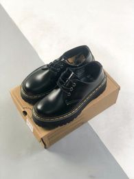 2023 Neue dicke Martin -Schuhe für Frauen Low geschnittene Kleidung runde Zehen lässige Frauen Muffin Sohle kurze Schuhe