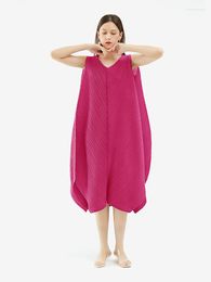 Casual Dresses Miyake Pleated 2023 Summer Sleeveless Rose Red Long Dress Loose Causal Elegant Women Party