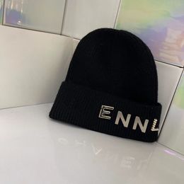 designer Beanie luxury knitted hat ins popular Winter Unisex Cashmere metal Letters Casual Outdoor Bonnet Knitted caps 4 Colour very nice
