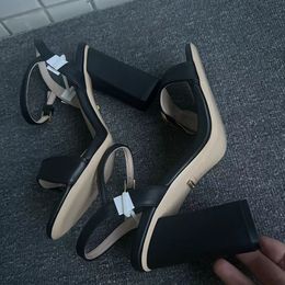 Europeu clássico luxo chinelo genuíno couro bens estilo senhoras sandália de salto alto sapatos de couro puro genuíno ouro carta cinto fivela adorno tornozelo cinta