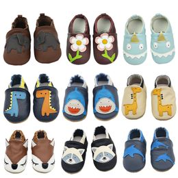 Primeiros caminhantes sapatos de bebê macio vaca couro bebe nascido botas para bebês meninos meninas infantil criança mocassins chinelos tênis 230825