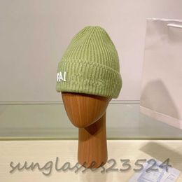 BL Grass green hair hat Classic B letter knitted hat, stylish and handsome, autumn and winter fashion items, designer hats, thick and warm, men and women the same 215579