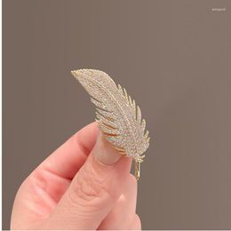 Brooches Luxury Elegant White Crystal Feather Yellow Gold Colour Rhinestone Alloy Plant Brooch Lady Party Safety Pins Gifts