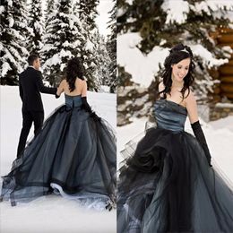 2023 Gothic Ball Gown Wedding Dresses Black and White Tulle Ruched Pleats Strapless Tiered Skirt Wedding Gowns vestido de novia
