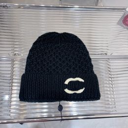 Klassische Designer-Herbst-Winter-heiße Art-Schwarz-Weiß-Beanie-Hüte Männer Frauen Modemarke Doppelbuchstabe Universal-Strickmütze Herbstwolle Outdoor Warm Skull Caps Geschenk