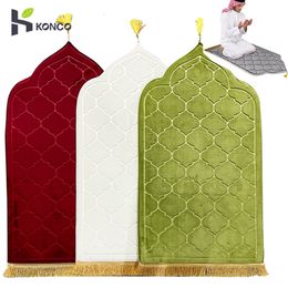 Carpet Muslim Prayer Rug Portable Mat for Men Women Flannel Worship Kneel Embossing Floor Carpets Nonslip Soft Gift 230826