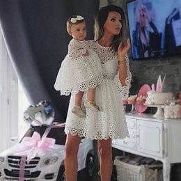 Family Matching Outfits Fashion Clothes Mother Daughter Dresses White Hollow Floral Lace Dress Mini Mom Baby Girl Party 230826