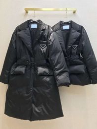 Abbigliamento firmato Giacca imbottita da donna Cappotto firmato Moda con triangolo rovesciato Cappotto imbottito invernale Cappotto imbottito corto e corto Abito con bavero grande tasca con cintura