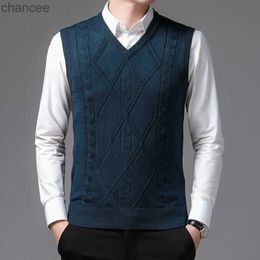 TFETTERS Autumn Winter Men Clothes New Sleeveless Solid Colour Short Sweater Fashion V-Neck Slim Fit Argyle Sweater Vest Men HKD230828
