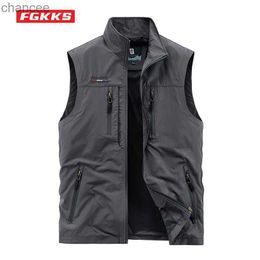 FGKKS Men's Leisure Vest Jacket Solid Color Tooling Style Waistcoat Thin Fishing Hiking Multi-Pocket Casual Loose Vest for Men HKD230828