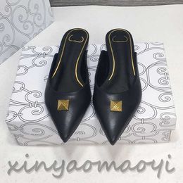 V Black pointy sandals design four sandals, women's low heels, fashion classic, size: 35-40 021