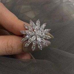 Cluster Rings 2023 Fashion Design Snowflake Ring Gorgeous Micro Zircon Dazzling Crystal Wedding Engagement Exquisite Trendy Jewellery
