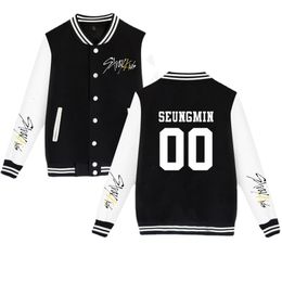 جاكيتات Kpop Stray Kids Baseball Jacket سترة السترة سترة/رجال الألبوم الخشب الأصفر غير الرسمي قميص قميص Hop Corean Streetwear Complement