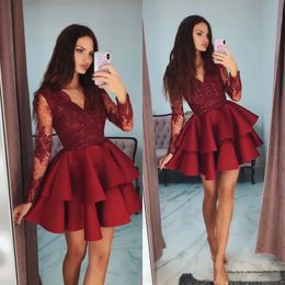 2024 Mini abiti da ritorno a casa sexy Mini Short Chic Vneck Appliqued Lace Dress Ruffles Custom Faition Economic Coutle Gowns a buon mercato