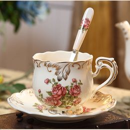 Mugs Europe Painted Rose Ivory Porcelain Coffee Cup and Dish Set British Luxury Household Breakfast Ceramic Afternoon Tea 230829